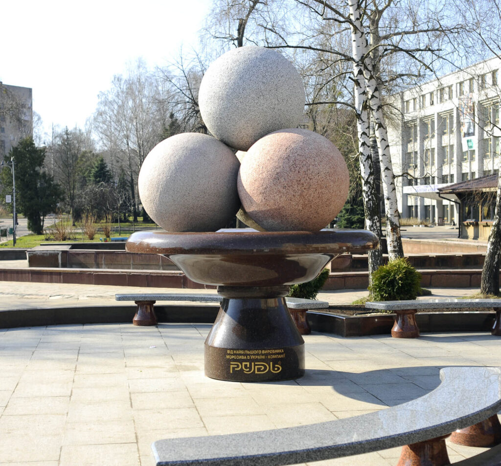 Памятник мороженому в Житомире