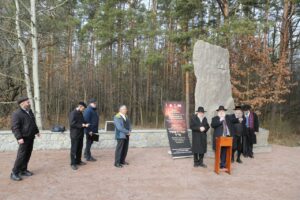 Памятник убитым нацистами евреям под Житомиром