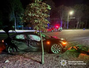 Нічна ДТП у Житомирі: зіткнення Tesla та Mercedes, є постраждалі