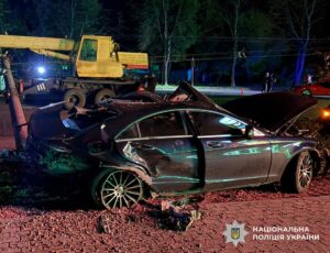 Нічна ДТП у Житомирі: зіткнення Tesla та Mercedes, є постраждалі