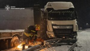 Масштабна ланцюгова ДТП на об'їзній Київ–Житомир: водія фури травмував