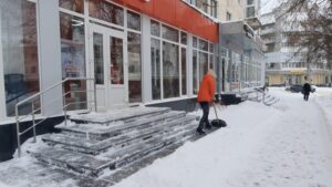 Понад 250 приписів у Житомирі за неприбрані снігові тротуари у січні 2026