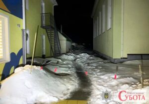 На Житомирщині снігова брила впала на дитину в дитсадку: поліція відкрила справу