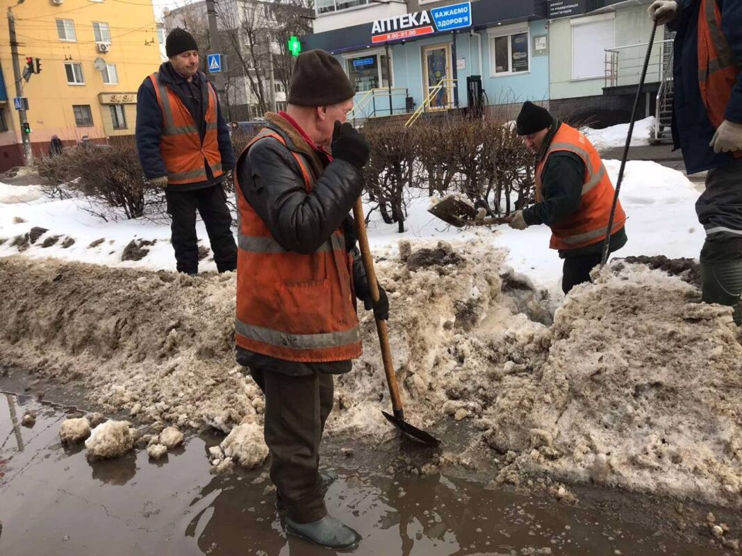 Комунальники Житомира чистять зливові канали на шести вулицях