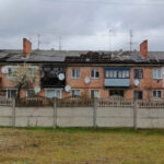 Буревій у селі Гранітне: вітер зірвав шифер з багатоповерхівки