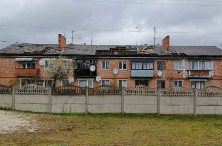 Буревій у селі Гранітне: вітер зірвав шифер з багатоповерхівки