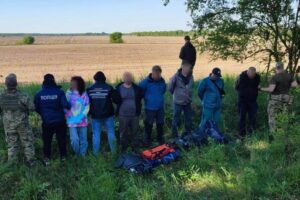 На Житомирщині затримали трьох людей за підозрою у переправленні чоловіків через держкордон