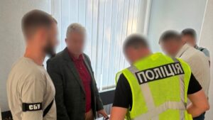 4000 доларів за списання зі служби: на Житомирщині гендиректора райлікарні підозрюють у хабарництві