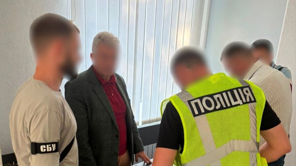 4000 доларів за списання зі служби: на Житомирщині гендиректора райлікарні підозрюють у хабарництві