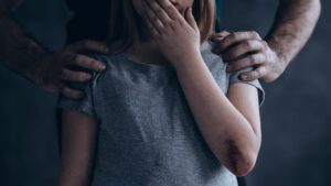 У Житомирі затримали чоловіка за зґвалтування падчерки — прокуратура